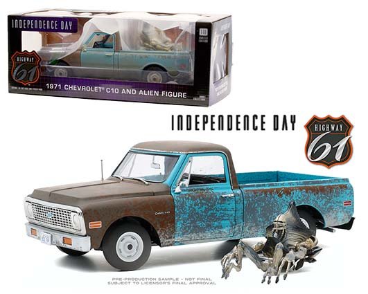 Highway 61 1:18 Independence Day 1971 Chevrolet C10 (Weathered Blue) and Alien Figure