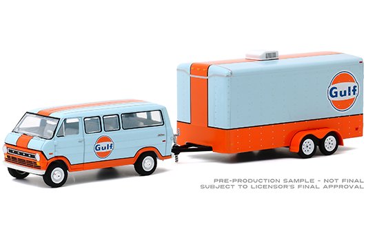 Greenlight 1:64 Hitch & Tow Series 20 – 1972 Ford Club Wagon with Enclosed Trailer – Gulf (Light Blue/Orange)