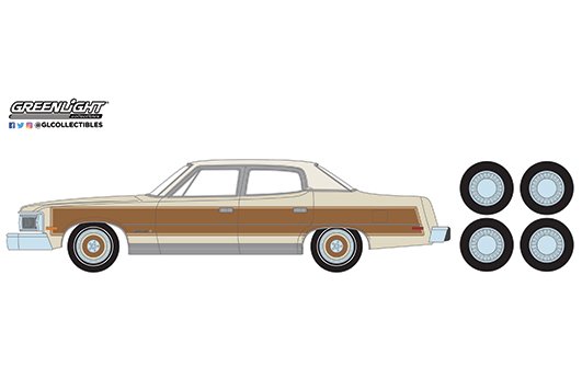 Greenlight 1:64 The Hobby Shop Series 10 – 1978 AMC Matador Barcelona w Spare Tires (Cream)