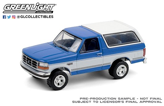 Greenlight 1:64 Blue Collar Collection Series 8 – 1992 Ford Bronco XLT – Bright Regatta Blue and White Solid Pack